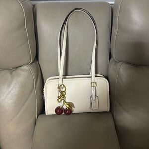 NWT coach Coach Swing Zip Bag